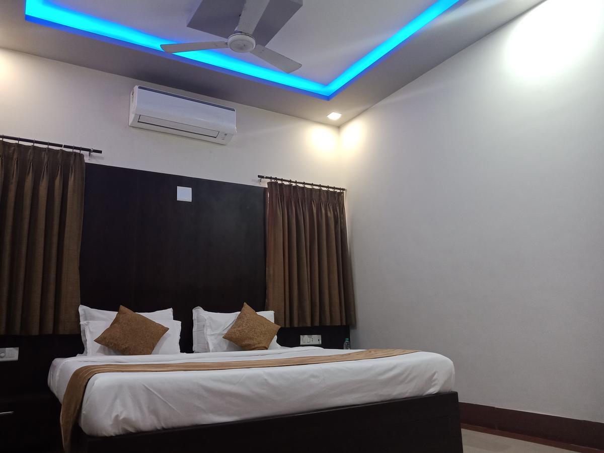 Hotel Nilay Dwārka Extérieur photo