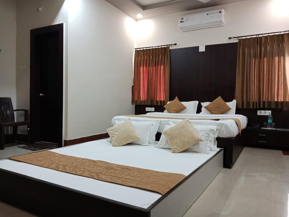 Hotel Nilay Dwārka Extérieur photo
