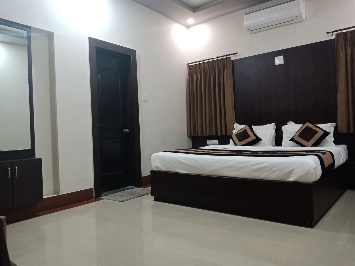 Hotel Nilay Dwārka Extérieur photo