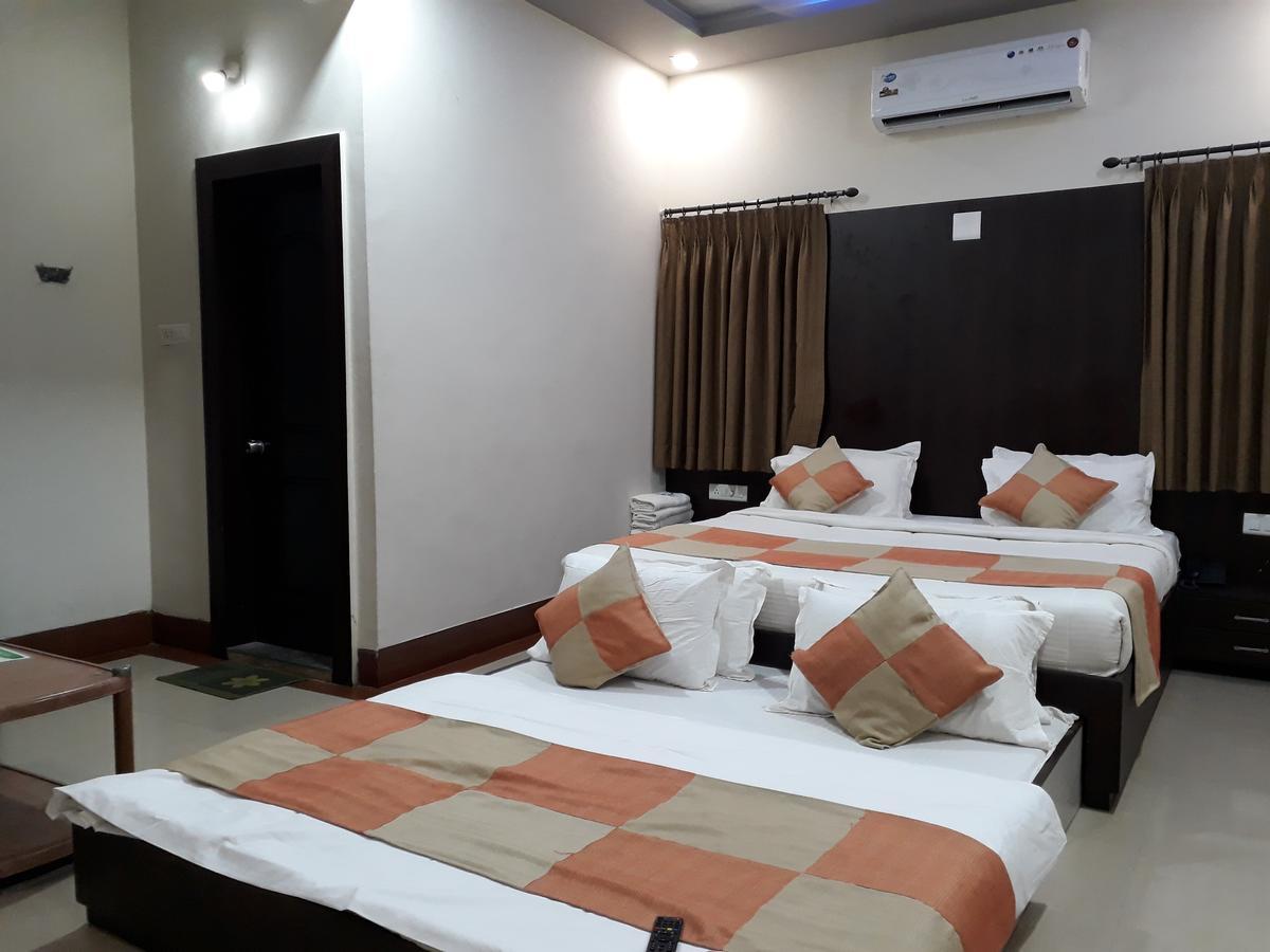 Hotel Nilay Dwārka Extérieur photo