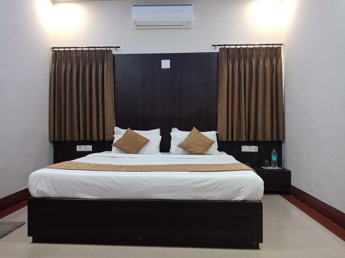 Hotel Nilay Dwārka Extérieur photo