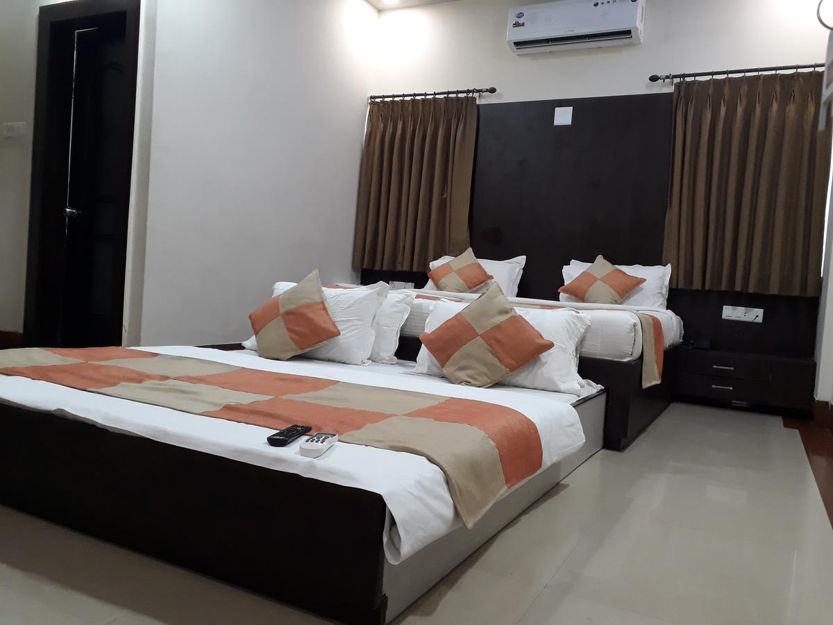 Hotel Nilay Dwārka Extérieur photo