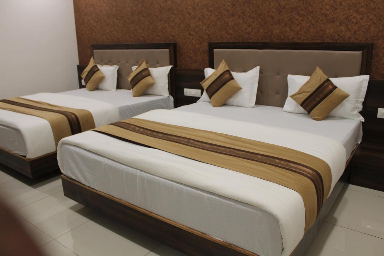 Hotel Nilay Dwārka Extérieur photo